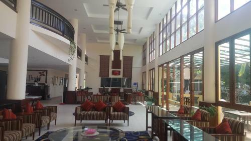 Hulhule Island Hotel