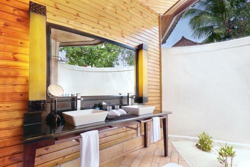 Hotel Komandoo Island Resort & Spa