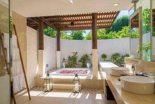 Hotel Hideaway Beach Resort & Spa