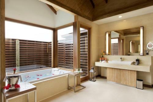 Hotel Hideaway Beach Resort & Spa