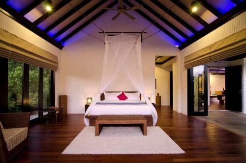 Hotel Hideaway Beach Resort & Spa