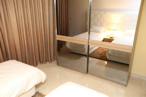 Delora Hotel And Suites