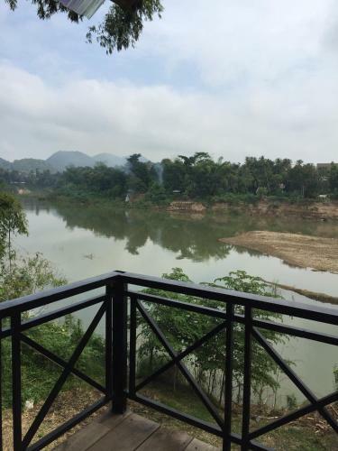 Chill Riverside Hostel & Cafe