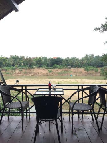 Chill Riverside Hostel & Cafe