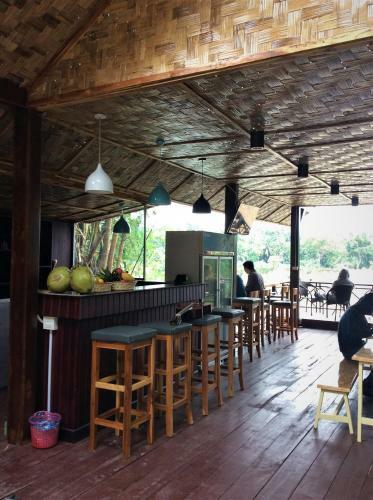 Chill Riverside Hostel & Cafe