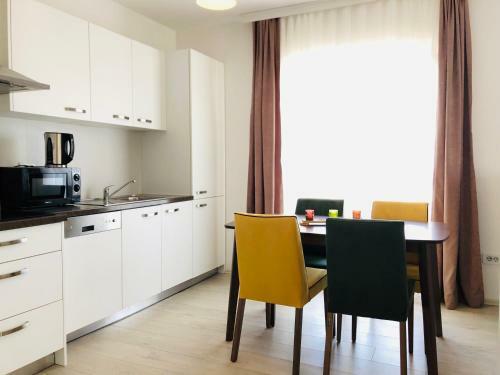 Hostal White Roof Apartments