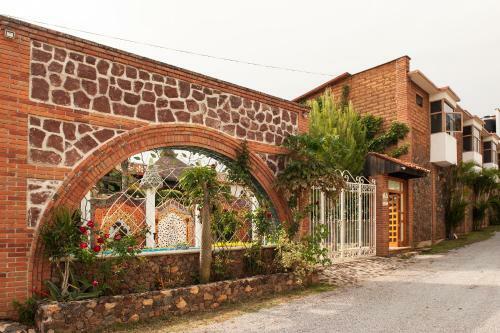 Paradise Hotel Boutique & Lounge