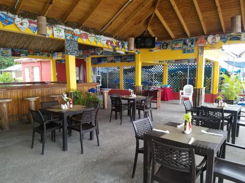 Hostal Roots Cafe Rooms