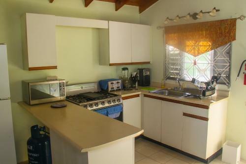 Wild Palm Villa Cozy 2br/1ba Bungalow W/ Backyard Oasis