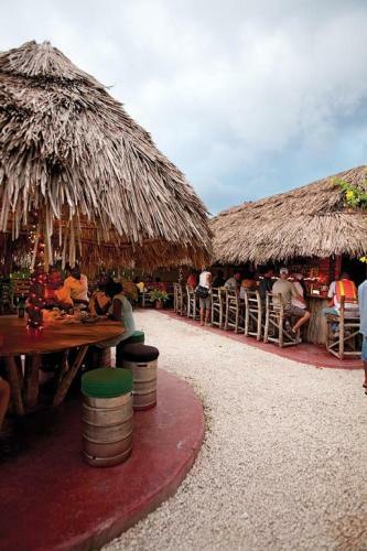 Apartamento Luxury 2br Home Facing Beach W/pool Montego Bay #5