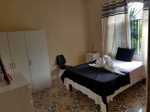 Hostal Arms Of Charms Guesthouse