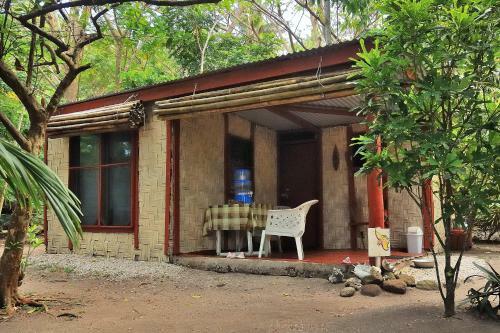 Hostal Dolphin Bay Divers Retreat