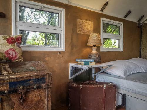 Bed & Breakfast Cob Camp