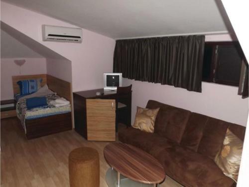 Three-bedroom Holiday Home In Velika Village