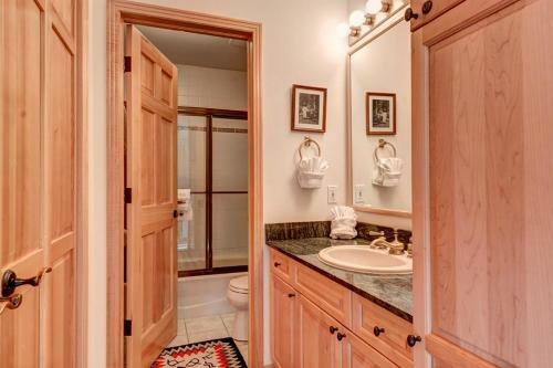 Corral 2b/2b Hot Tub 205w