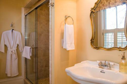 Oak Hill On Love Lane Bed And Breakfast Inn