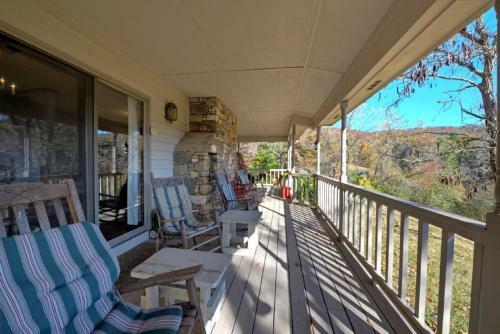 Lilly's Mountain Getaway Home