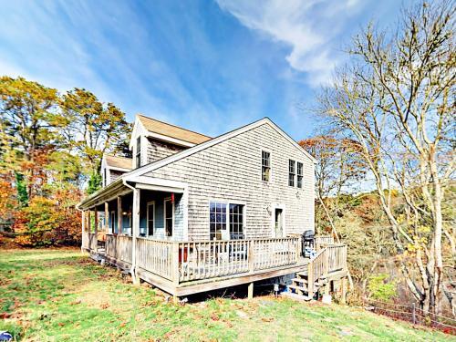 Serene Chatham House By Oyster Pond