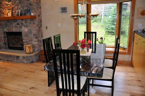 Beautiful Creekside East Vail Home. Close To Shuttle Stop.