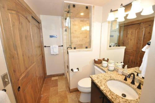 Gorgeous Spacious 4 Bedroom Townhome W/ Garage