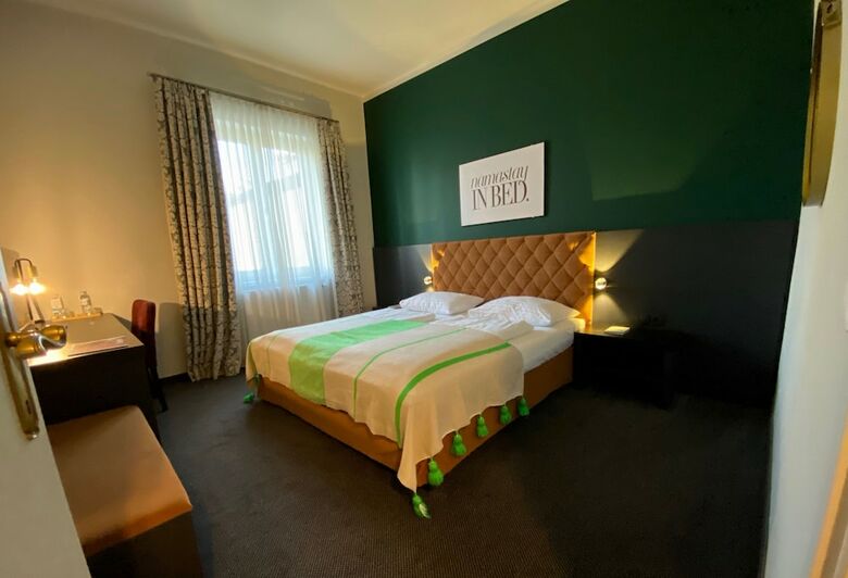 Hotel NH Carlton