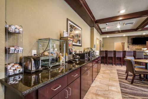 Cobblestone Hotel And Suites Victor