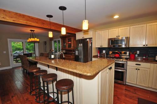 Lakeside Story Six-bedroom Holiday Home