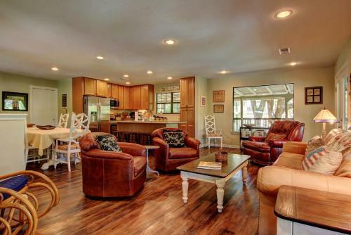 Leaning Oak Prd923 Home