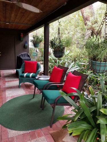 Hostal Rainbow Inn Bed And Breakfast
