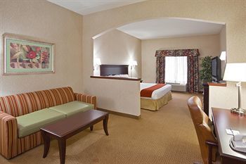 Holiday Inn Express Hotel & Suites Findlay