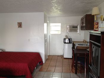 Three Oaks Motel