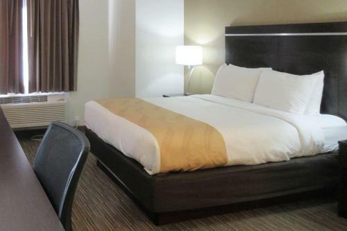 Hotel Mr. Sandman Inn & Suites
