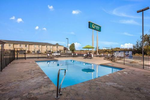 Hotel Mr. Sandman Inn & Suites