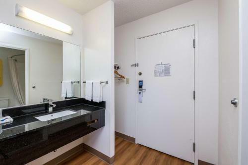 Motel 6 Waterloo