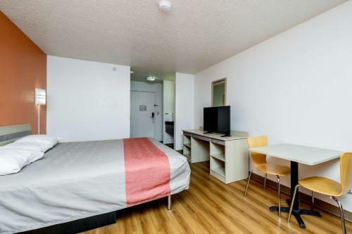 Motel 6 Waterloo