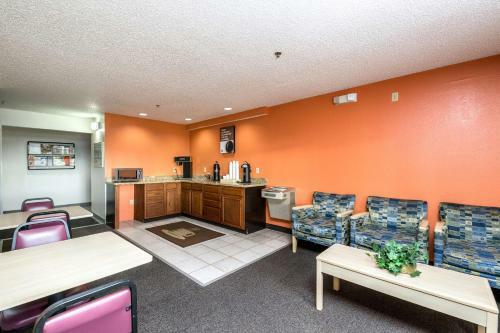 Motel 6 Waterloo