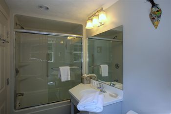 Hotel Pleasant Bay Village Resort