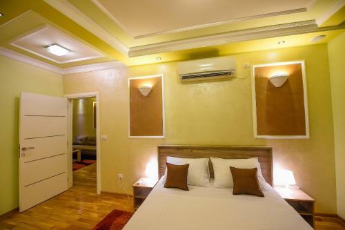 Apartment Sweet House Politika