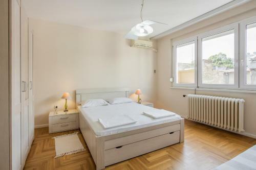 Apartment Politika