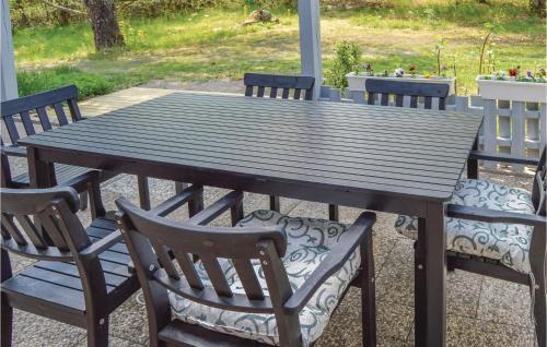 Three-bedroom Holiday Home In Farentunna