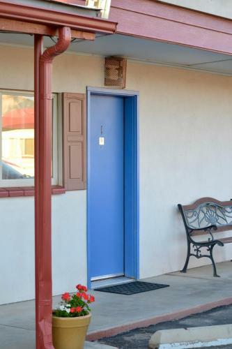 Motel White Eagle Inn & Family Lodge
