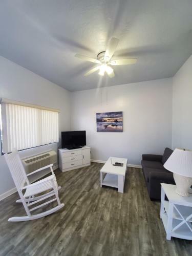 Hotel Coastal Waters Inn