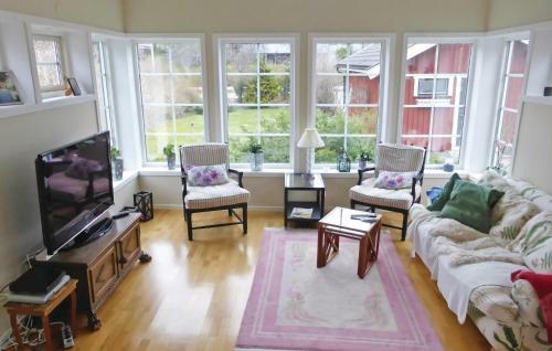 Three-bedroom Holiday Home 0 In Saltsj�-boo