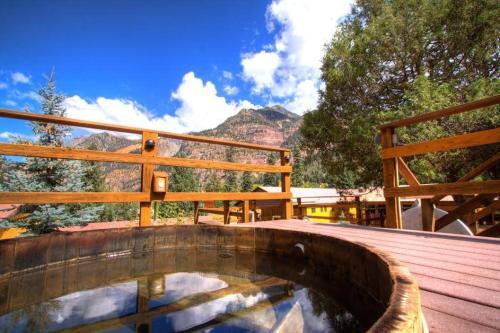 Motel Box Canyon Lodge And Hot Springs