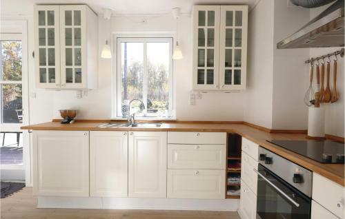 Three-bedroom Holiday Home In Varnamo