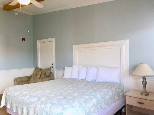 Apartamentos Sea And Breeze Hotel And Condo