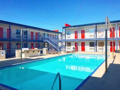 Apartamentos Sea And Breeze Hotel And Condo
