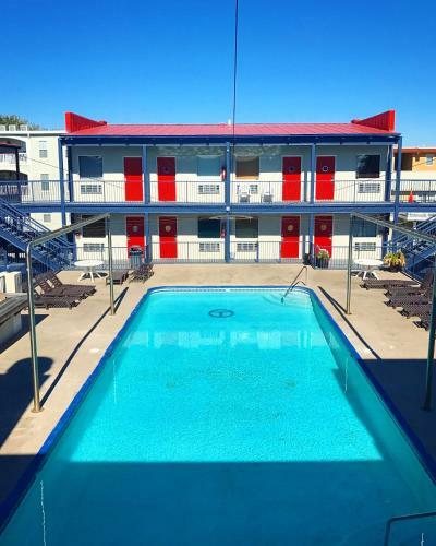 Apartamentos Sea And Breeze Hotel And Condo