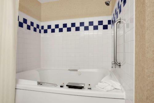 Hotel Baymont Inn & Suites