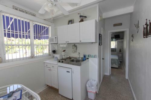 Tropical Winds Beachfront Motel And Cottages
